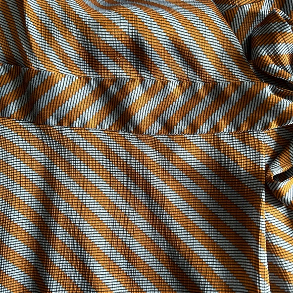 Silky wrap dress by L.K.Bennett, Kate Middleton’s favorite designer. - Picture 8 of 9